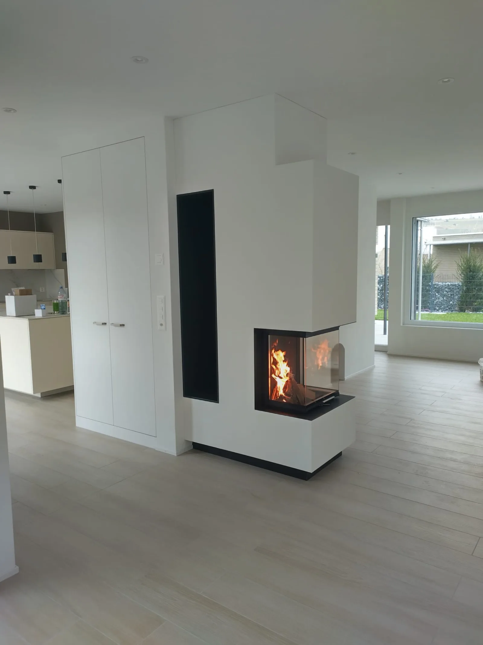 Modernes Eck-Cheminée mit brennendem Feuer
