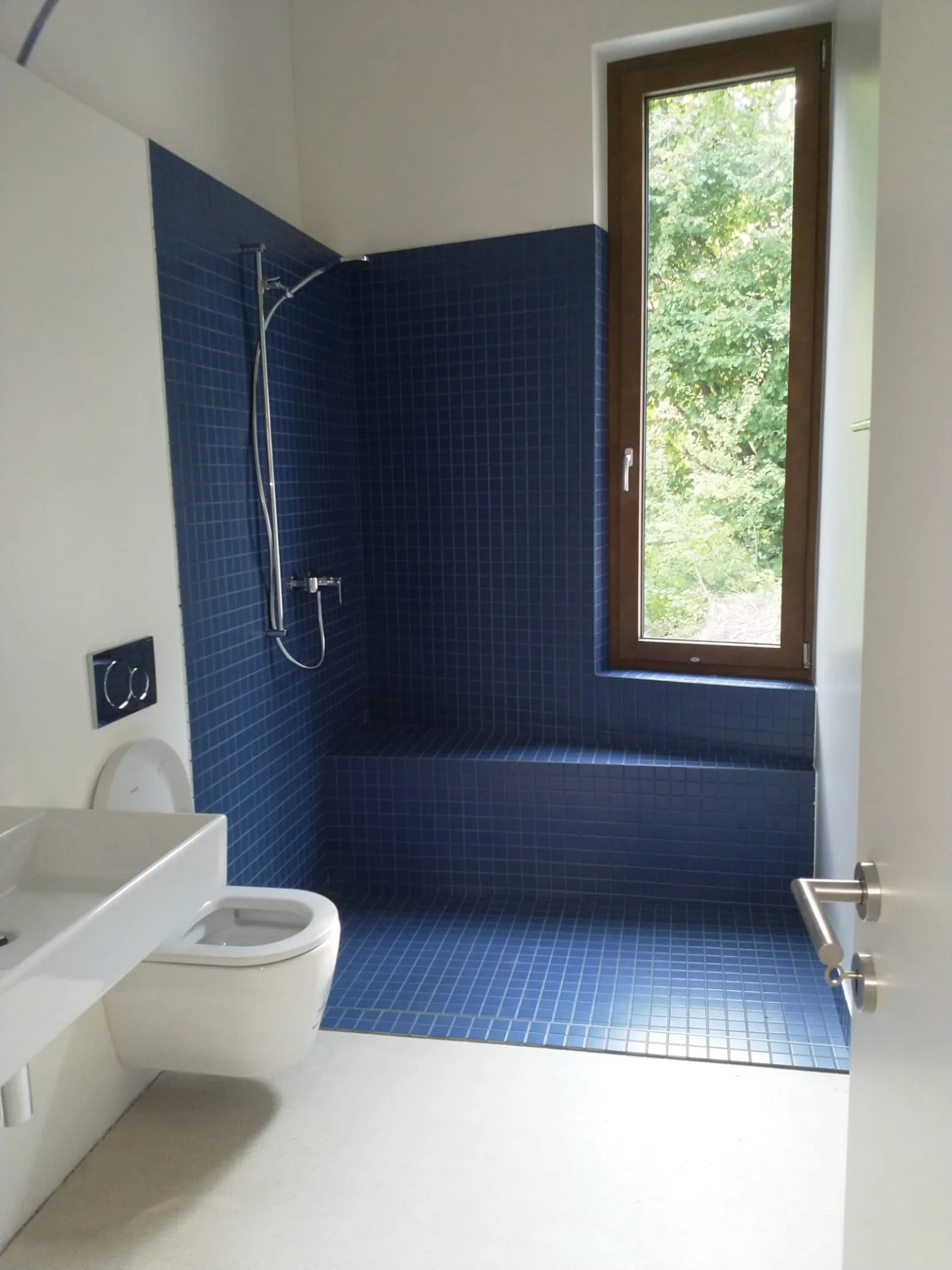 Mosaikbad in Blau mit Fenster