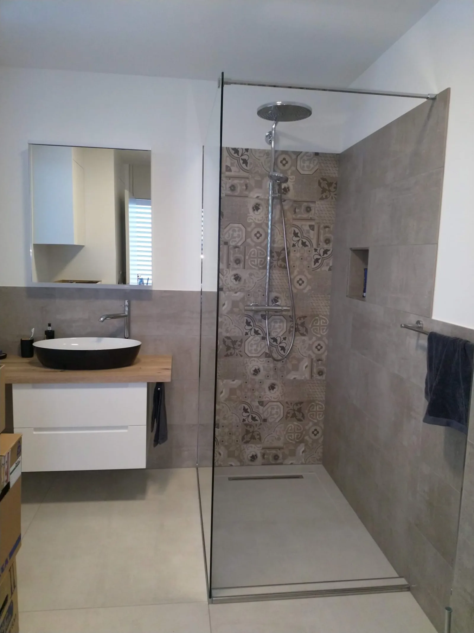 Modernes Badezimmer mit Patchwork-Duschwand