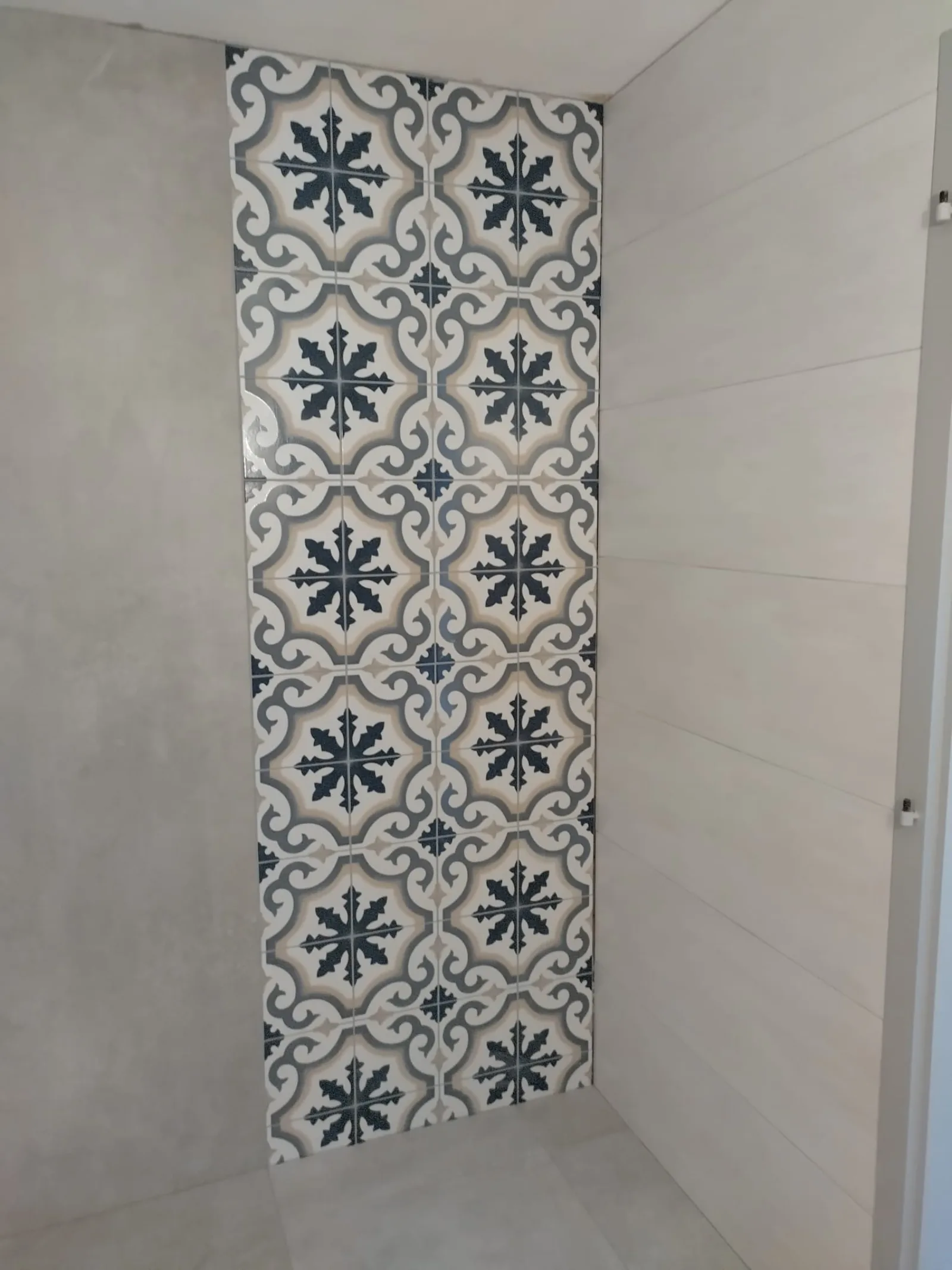Bad mit Dusche, Wanne und Patchwork-Akzent