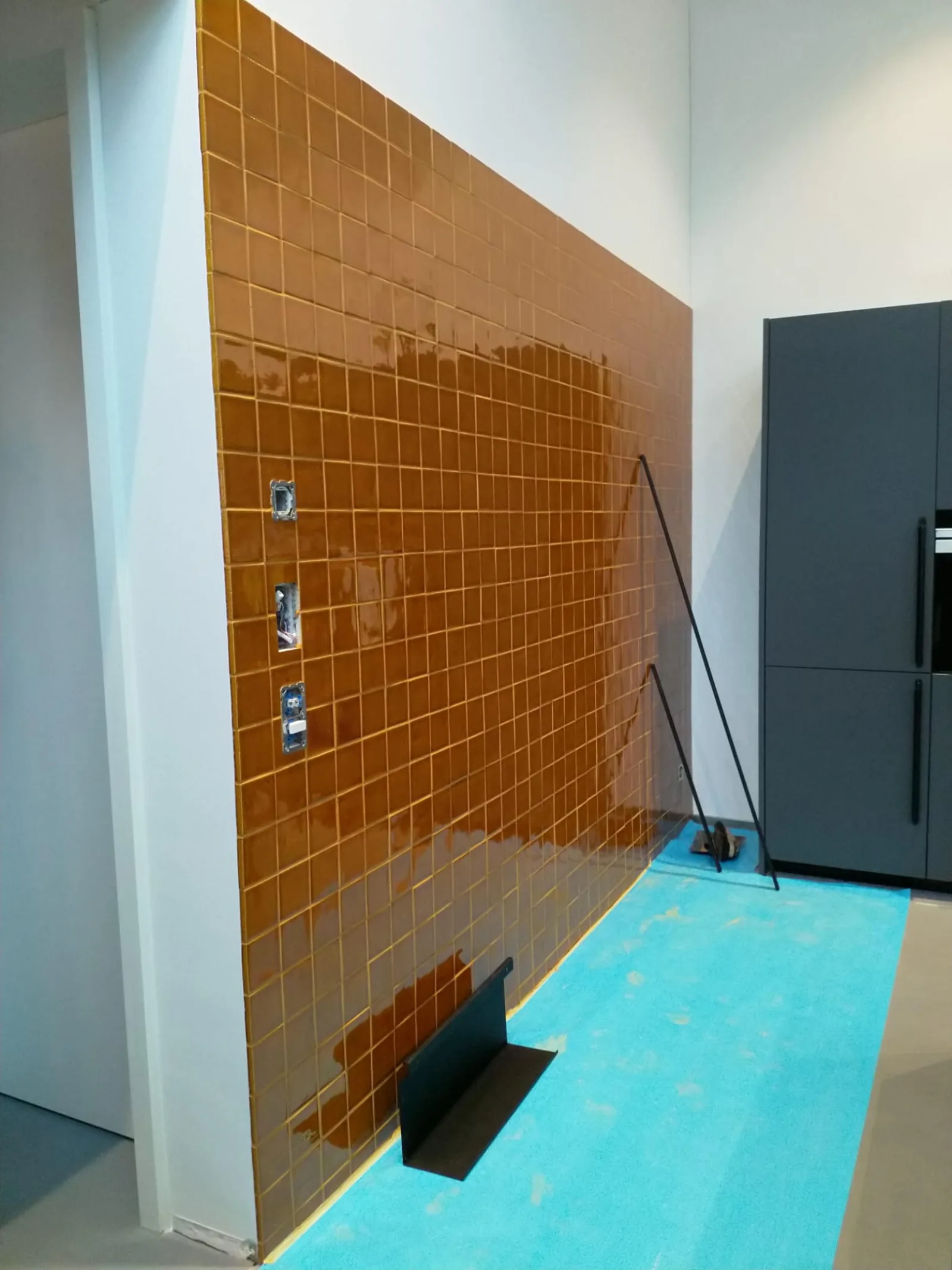Badezimmer mit hellblauen Wandplatten