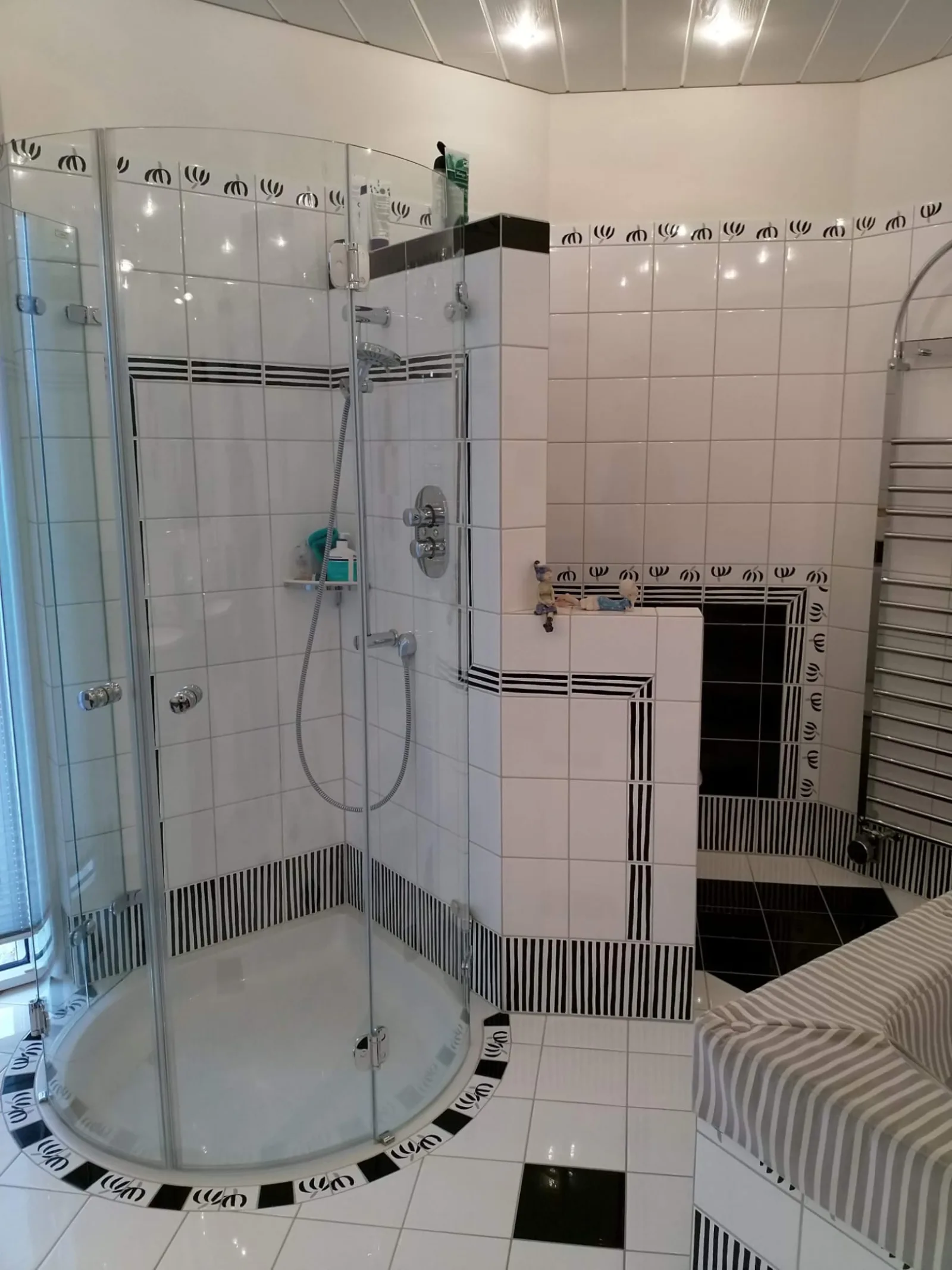 Badezimmer mit Jacuzzi und klassischem Muster