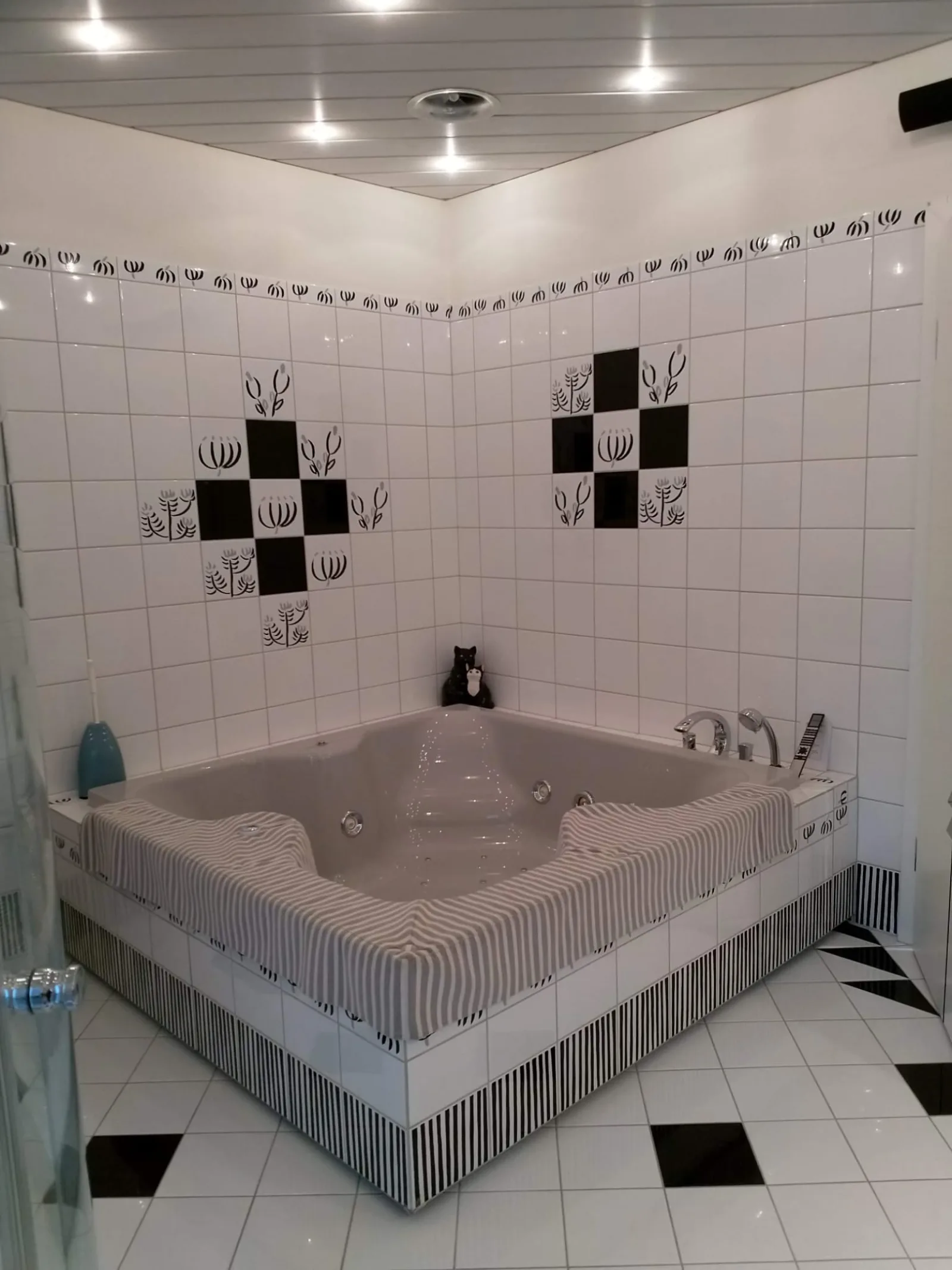 Badewanne mit blauem Mosaik, klassisch