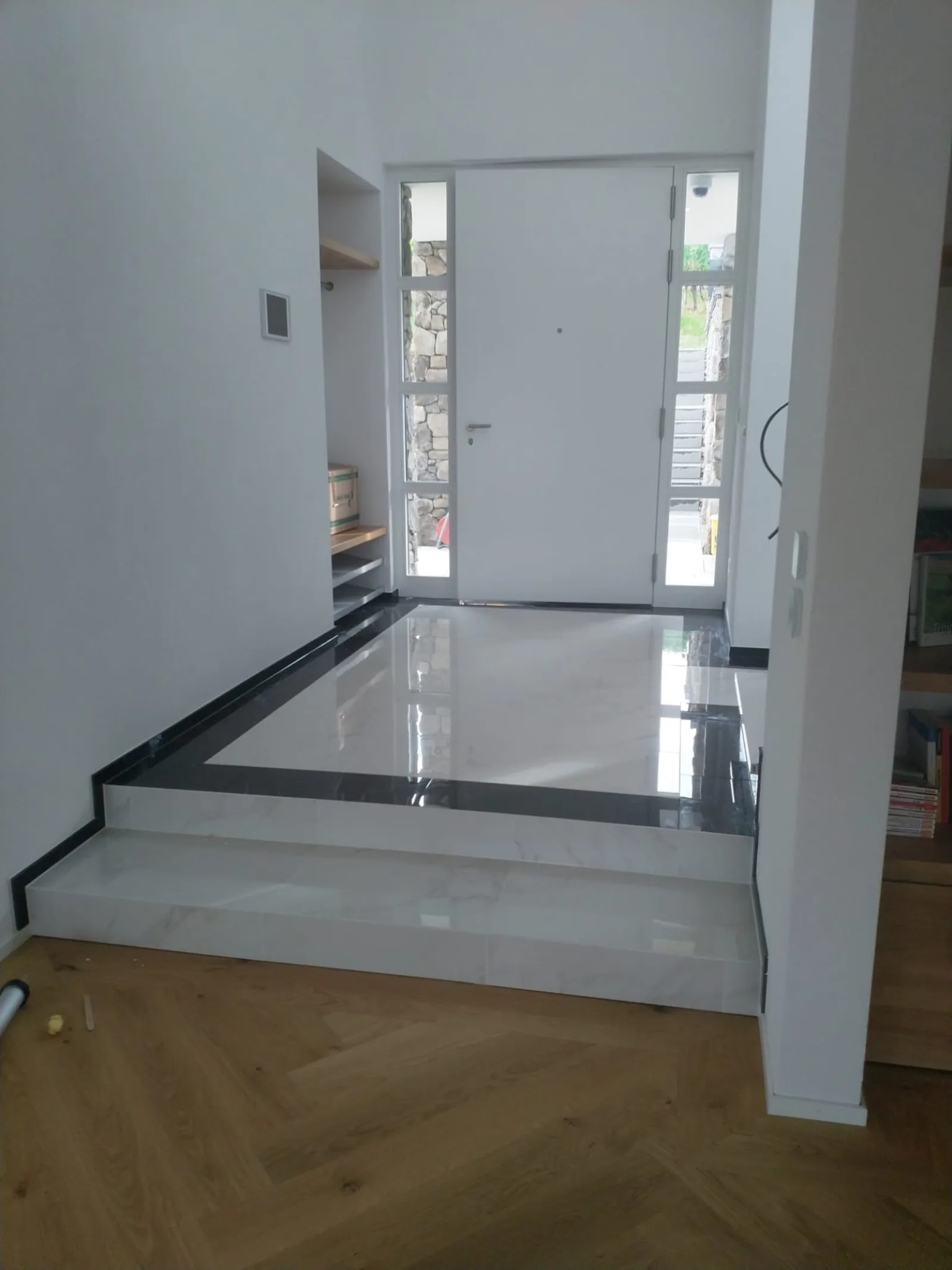 Badezimmer mit gemusterter Wannenfront