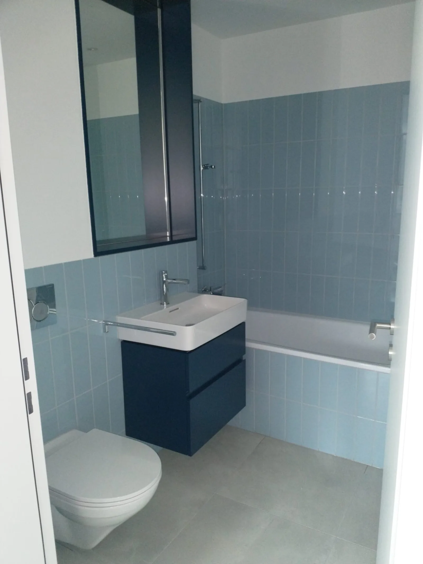 Küchenwand mit orangen Kacheln