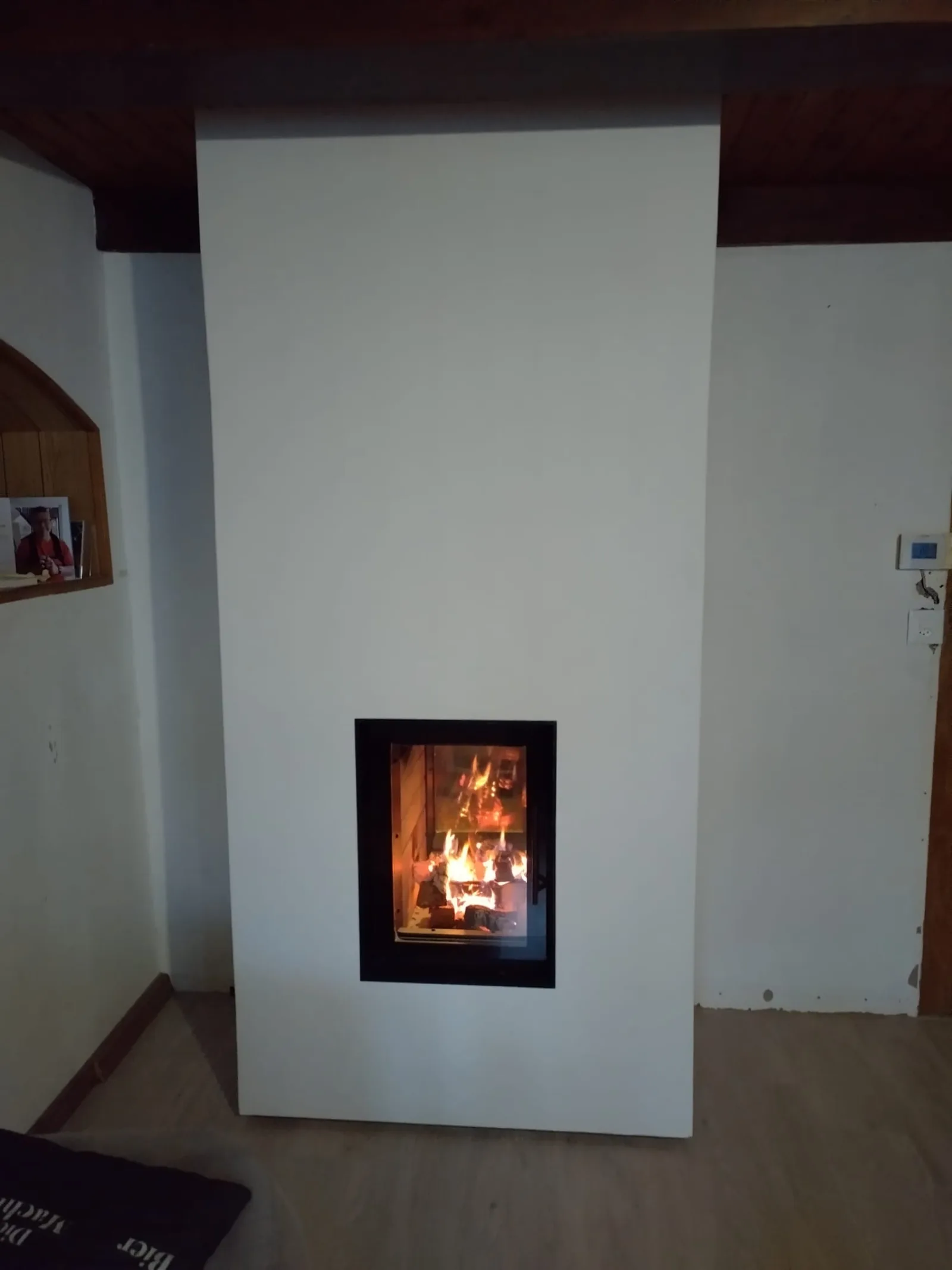 Weisser Speicherofen mit brennendem Feuer