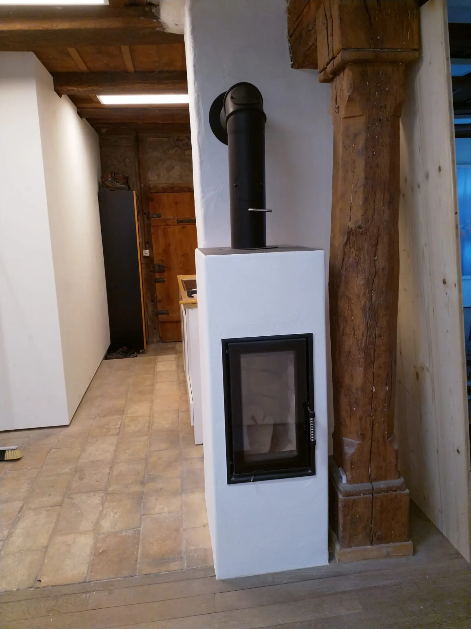 Schmaler Speicherofen im Altbau